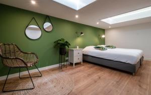 1 dormitorio con 1 cama y 2 espejos en la pared en Familie Hotel & Apartments Alkmaar, en Alkmaar