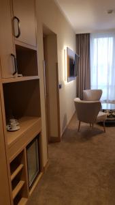 Televiisor ja/või meelelahutuskeskus majutusasutuses Hotel Clement