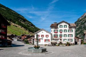 Gasthaus Edelweiss في فال: مدينة في الجبال مع صليب في الوسط