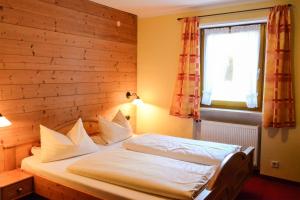 Postel nebo postele na pokoji v ubytování Gästehaus Sonnenbichl