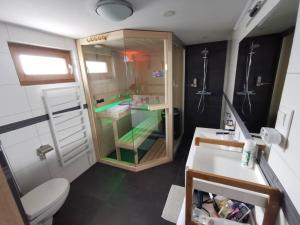 Koupelna v ubytování Une Maison à Colombages - Cosy, Lumineuse et Sauna + 37 fotografií