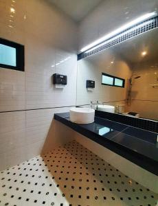 baño con 2 lavabos y espejo grande en Home resort en Phitsanulok