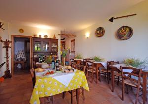 斯坎薩諾的住宿－MacchiaPiana，用餐室配有餐桌和食物