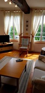 un salon avec un canapé et une table basse dans l'établissement Quai Peree Apartement, à Saint-Valery-sur-Somme