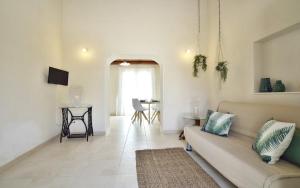 a living room with a couch and a table at LA CASA DEI LIMONI CON PISCINA Noto in Noto