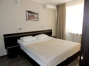 キーロフにあるSputnikのベッドルーム1室(白いシーツ付きのベッド1台、窓付)