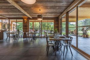 A restaurant or other place to eat at Ledro Mountain Chalet