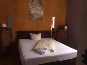 Ein Bett oder Betten in einem Zimmer der Unterkunft WOHNUNG IN KAISERSLAUTERN