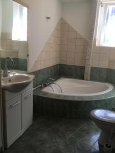 ein Badezimmer mit Badewanne und Waschbecken in der Unterkunft WOHNUNG IN KAISERSLAUTERN in Kaiserslautern