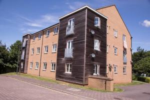 a brown building with white windows on the side of it at Bristol 2 Bedroom Apartment FREE PARKING in Bristol