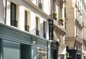 uma loja com uma placa na lateral de um edifício em Hôtel Gramont em Paris