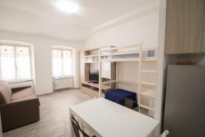 ein Wohnzimmer mit einem Sofa und ein Zimmer mit Regalen in der Unterkunft Appartamento a 3 passi dal mare in Varraze