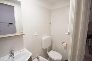 ein weißes Bad mit einem WC und einem Waschbecken in der Unterkunft Appartamento a 3 passi dal mare in Varraze