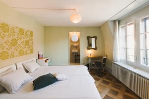 una camera da letto con un letto e un animale di peluche di B&B The B a Berna