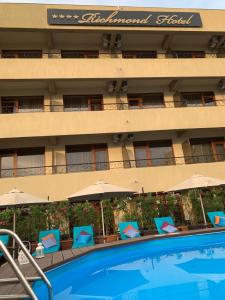 Bazén v ubytování Richmond Hotel nebo v jeho okolí
