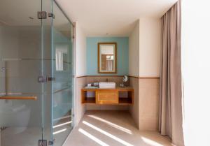 Koupelna v ubytování Fusion Suites Vung Tau