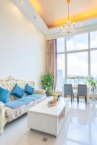 sala de estar con sofá y mesa en Louidon Mega Apartment Hotel Of Kam Rueng Plaza - Sunshine Apartment en Guangzhou