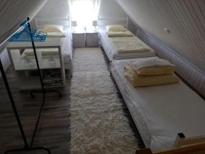 Habitación con 3 literas y alfombra blanca en Domek letniskowy u Anki Leba - Charbrowo, en Degendorf