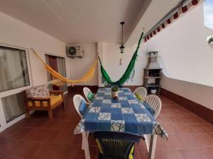 una sala da pranzo con tavolo e sedie blu e bianco di Beach Falésia Alfamar ad Albufeira