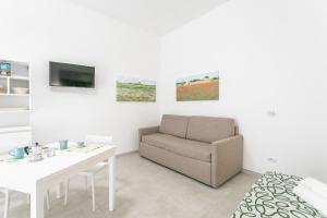 sala de estar con sofá y mesa en Camere a oriente, en Otranto