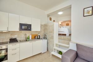 Kuchyňa alebo kuchynka v ubytovaní Apartment Villa Ahava Buža + 14 fotografií