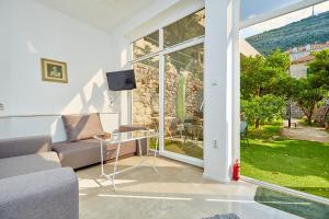 Televízia a/alebo spoločenská miestnosť v ubytovaní Apartment Villa Ahava Buža
