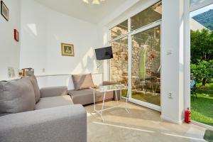 TV a/nebo společenská místnost v ubytování Apartment Villa Ahava Buža