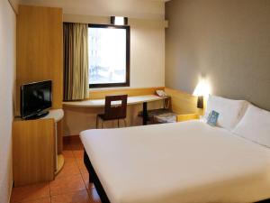 เตียงในห้องที่ ibis Santos Gonzaga Praia