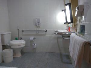 Koupelna v ubytování ibis Santos Gonzaga Praia