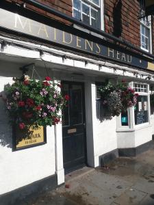 ein Gebäude mit Blumen auf der Vorderseite in der Unterkunft The Maidens Chambers in Canterbury