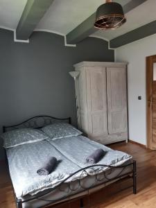 Ένα ή περισσότερα κρεβάτια σε δωμάτιο στο Apartament przy jeziorze Czorsztynskim