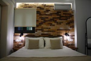 Een bed of bedden in een kamer bij Salonikiou Beach Apartments