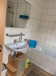 y baño con lavabo y bañera. en Ferienwohnung Fuchsbau, en Konzell