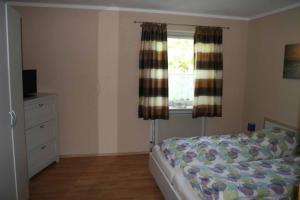 a bedroom with a bed and a window at Ferienwohnung Fuchsbau in Konzell