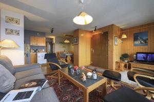 una sala de estar con un sofá y una mesa en Savoleyres Apartment, en La Tzoumaz