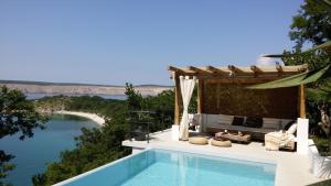 Bazén v ubytování Artistic Beach House with Pool nebo v jeho okolí