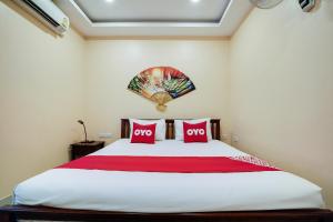 OYO 1027 Patumnak Beach Guesthouse房間的床