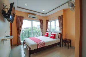 OYO 1027 Patumnak Beach Guesthouse房間的床