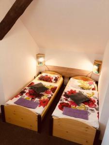 Cama o camas de una habitación en Penzion Ve Dvorku