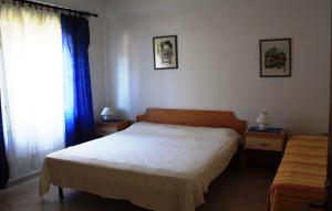 1 dormitorio con 1 cama, ventana y 2 mesas en CECILLIA Mare Apartments, en Rovinj