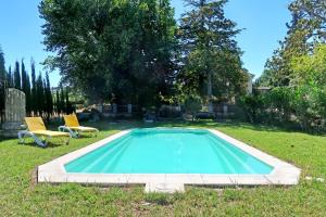 una piscina en un patio con 2 sillas y un árbol en Villa Rural La Condesa, en Ronda