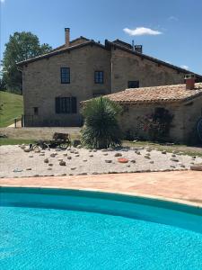 LarroqueにあるDomaine du Colombier, Gite La Liberteの家前の家とプール