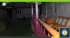 un grupo de sillas de madera sentadas en una valla en Guest house Hasmik, en Yeghegnadzor