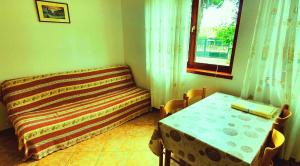 una sala de estar con una mesa y un sofá en CECILLIA Mare Apartments, en Rovinj