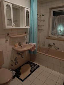 y baño con lavabo, aseo y bañera. en Ferienwohnungen Müller, en Bad Staffelstein
