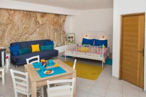 salon z niebieską kanapą i łóżkiem w obiekcie Apartmani Stine w mieście Okrug Donji