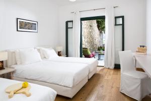 Cama ou camas em um quarto em Tharroe of Mykonos Boutique Hotel