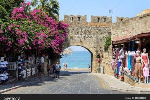 Hostia v ubytovaní Oasis in the Heart of Rhodes, next to Old Town, near Beaches - Haven Home