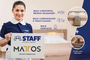 Una mujer sosteniendo un cartel con un símbolo de estrella micros. en San Diego, en Bombinhas 40 fotos más