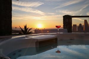 A piscina localizada em Tharroe of Mykonos Boutique Hotel ou nos arredores